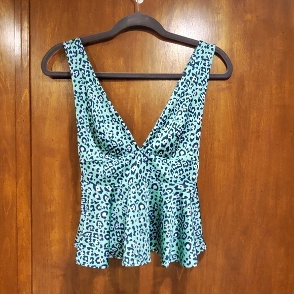 Urban Outfitters Heloise plunging peplum leopard print top. - Picture 4 of 8